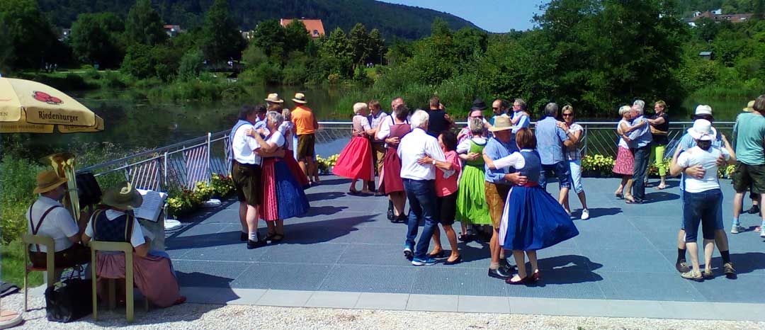 Die Volkstanzfreunde Jachenhausen laden ein zum Tanz auf der Seebühne (Foto: Stadt Riedenburg)