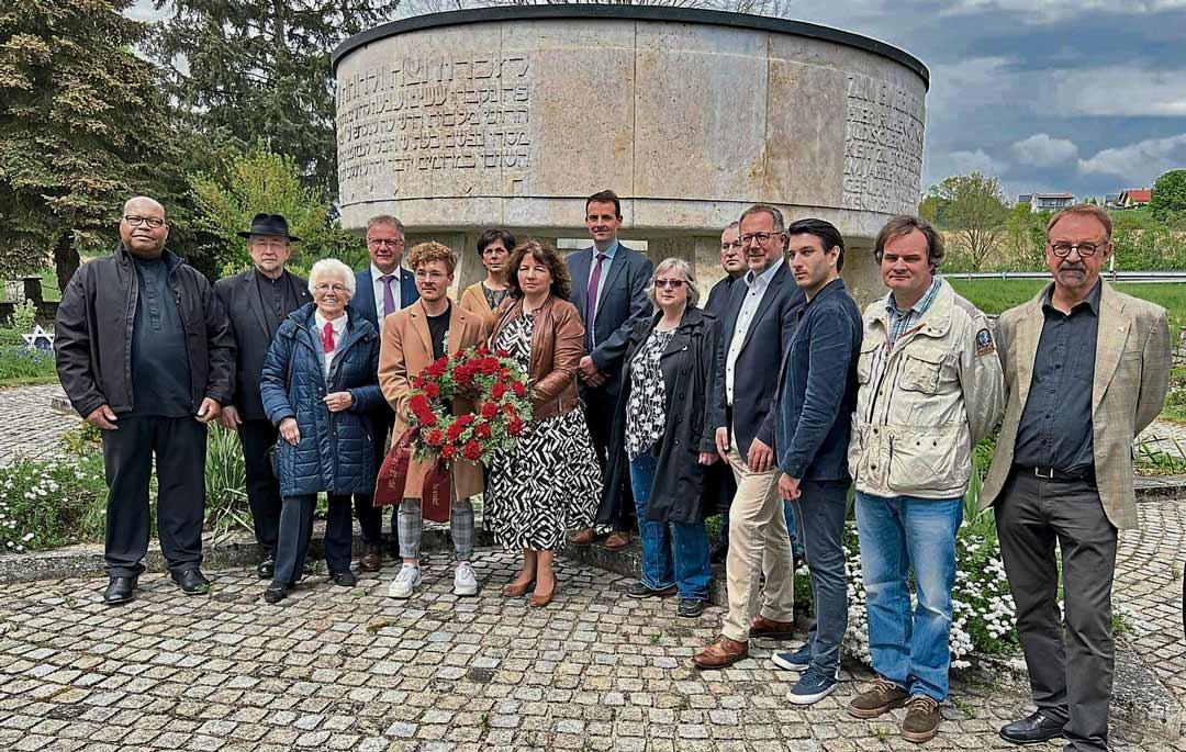 Die SPD-Mitglieder des SPD-Unterbezirks Straubing und die Mitglieder des DGB sowie der AK Labertal gedachten der Opfer des 2. Weltkrieges (Foto: SPD-Niederbayern)