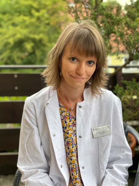 Oberärztin Anna-Katharina Eser vom Neurologischen Zentrum informiert über die Autoimmunerkrankung Multiple Sklerose (Foto: Bezirkskrankenhaus Mainkofen)