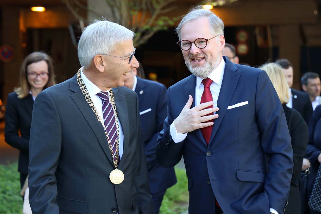 Universitätspräsident Prof. Dr. Udo Hebel (li.) begrüßt Prof. Dr. Petr Fiala, Premierminister der Tschechischen Republik, am Campus der Universität Regensburg. (Foto: © Herkommer/Universität Regensburg)