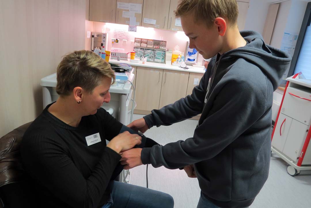 Sebastian Geigenberger übt das Blutdruckmessen bei Johanna Brey, Praxisanleiterin im BK Mainkofen (Foto: Christine Windorfer)