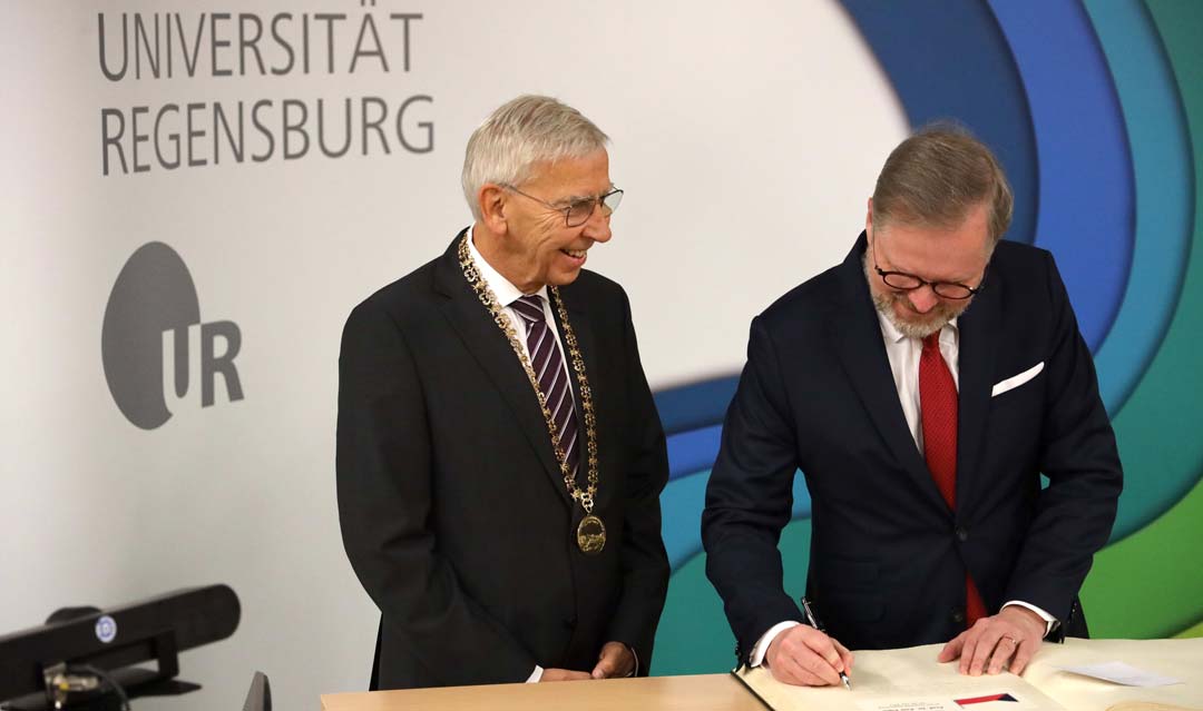 Prof. Dr. Petr Fiala, Premierminister der Tschechischen Republik, trägt sich in das Gästebuch der Universität Regensburg ein. (Foto: © Herkommer/Universität Regensburg)