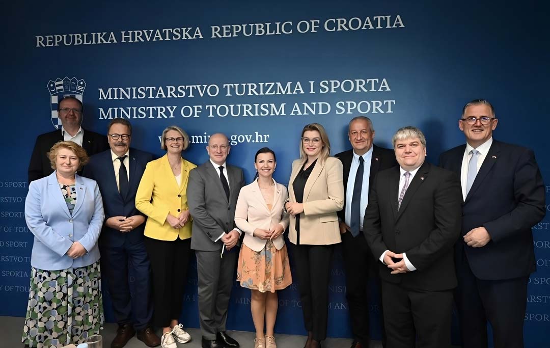 Als Teil einer Delegation des Ausschusses für Tourismus des Deutschen Bundestages tauschte sich die Rita Hagl-Kehl MdB (SPD, links) unter anderem mit der kroatischen Ministerin für Tourismus und Sport Nikolina Brnjac (7.v.l.). (Foto: Büro Hagl-Kehl)