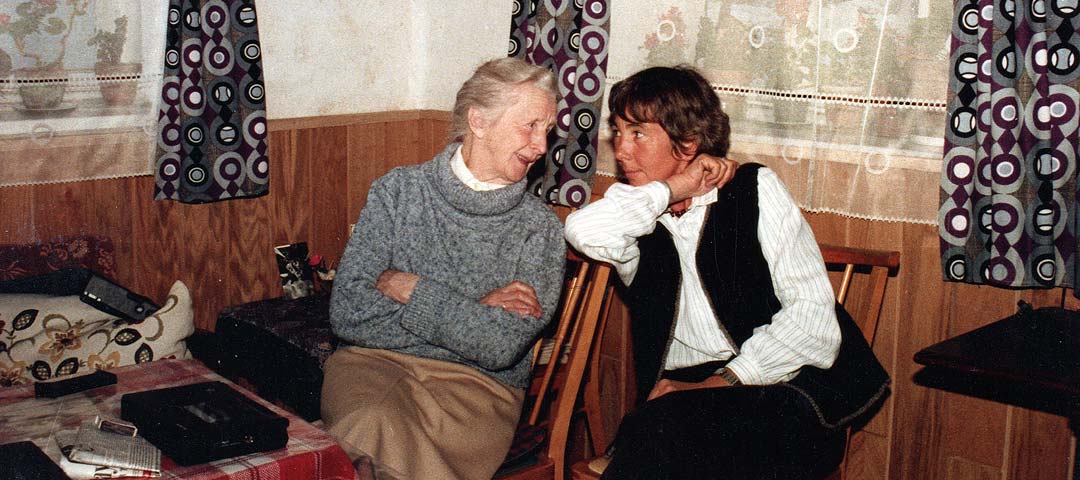 Maria Sigl aus Dirnberg bei Böbrach (links) erzählt Anka Kirchner aus ihrem Leben (Foto: Ernst Neukamp)
