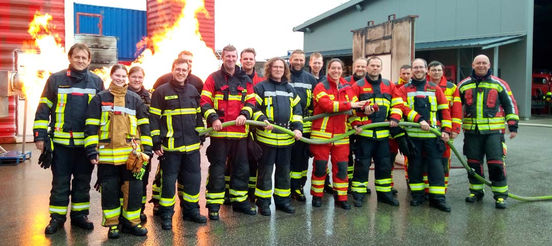 Drei Feuerwehrfrauen und 12 Feuerwehrmänner nahmen am Hohlstrahlrohrtraining bei der Feuerwehr Neustadt a. d. Donau teil (Foto: Kreisbrandmeister Andreas Groß)