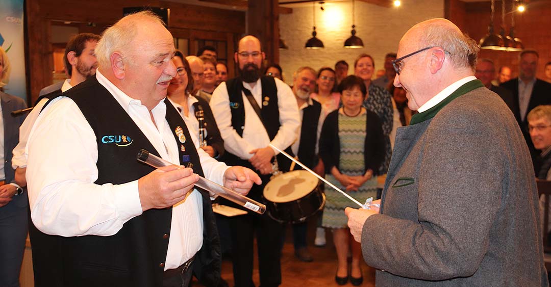 Martin Neumeyer wurde zum Ehrenkapellmeister der CSU-Kapelle Schwarzes Blech ernannt (Foto: Scheuerer)