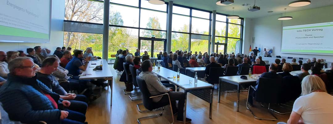 Knapp 140 Personen haben sich im Landratsamt über Photovoltaik und Speicher informiert und ausgetauscht (Foto: Sandra Schneider/Landratsamt Kelheim)