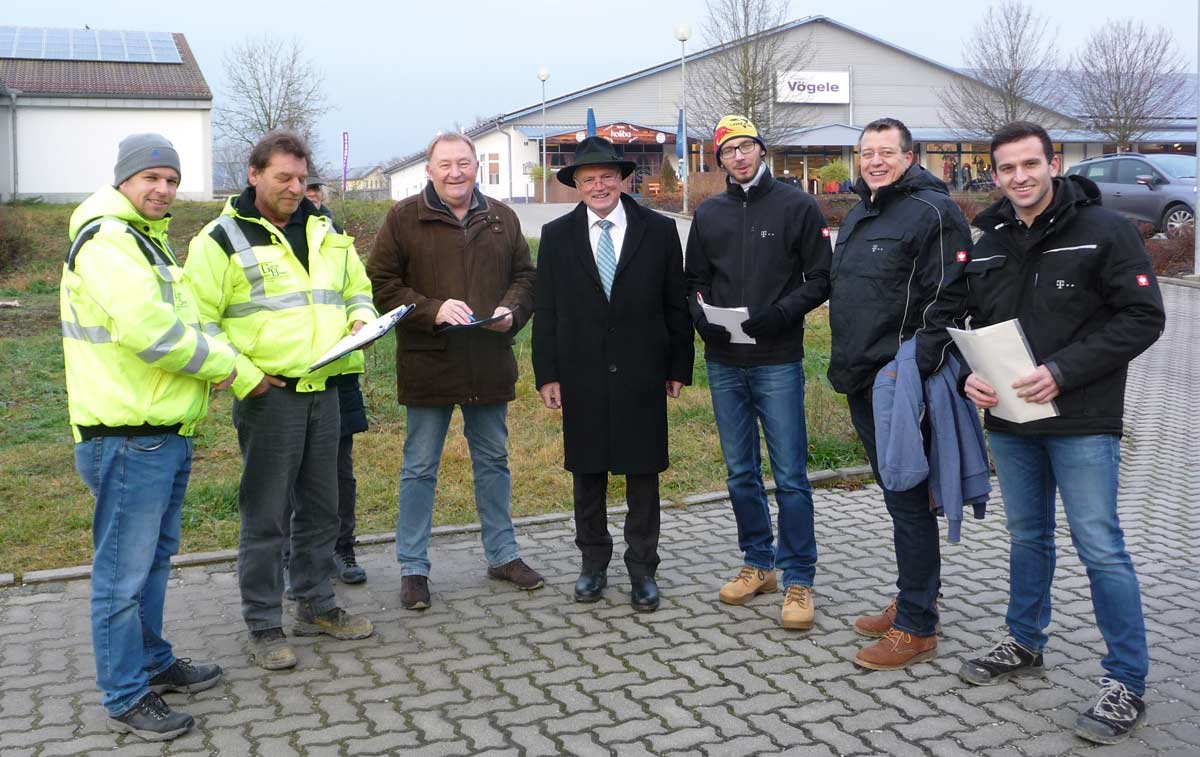 Bürgermeister Josef Reiser mit den am Breitbandausbau beteiligten Mitarbeitern (Foto: Stadt Mainburg)
