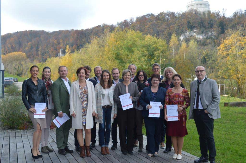 Die Teilnehmer am Abschlussseminar über Betriebliches Gesundheitsmanagement im Landratsamt Kelheim (Foto: Landratsamt Kelheim)
