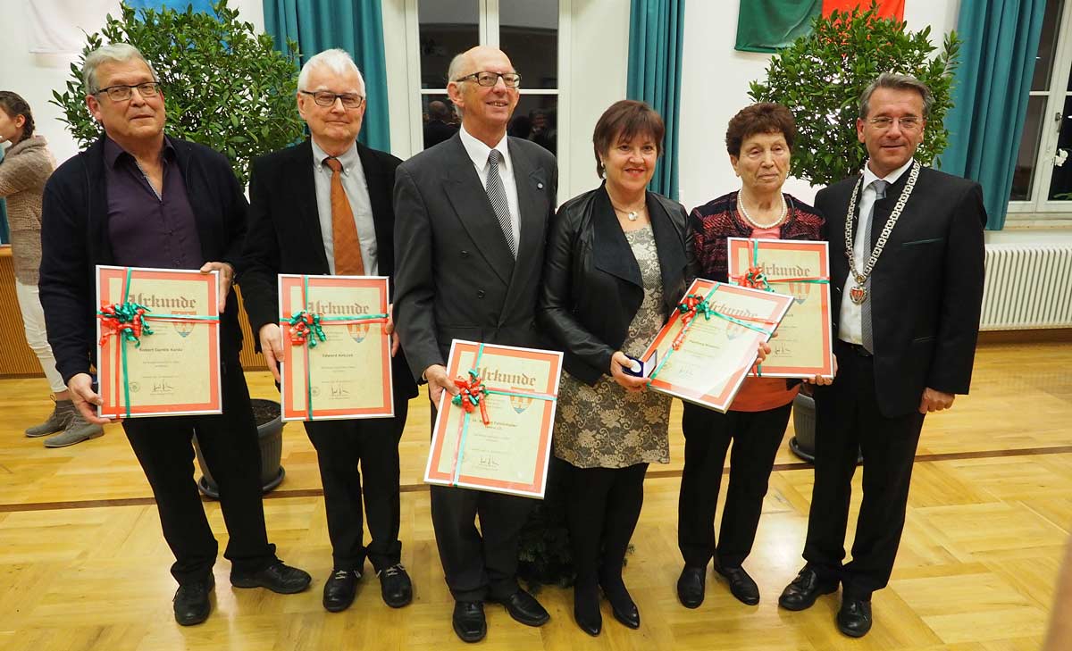 Die mit der Bürgermedaille in Silber geehrten Bürger von Kelheim mit Bürgermeister Horst Hartmann (Foto: br-medienagentur)