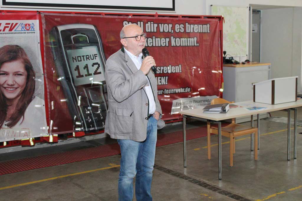 Landrat Martin Neumeyer begrüßte die Teilnehmer der Fortbildungsveranstaltung (Foto: Kreisfeuerwehrverband Kelheim e.V.)