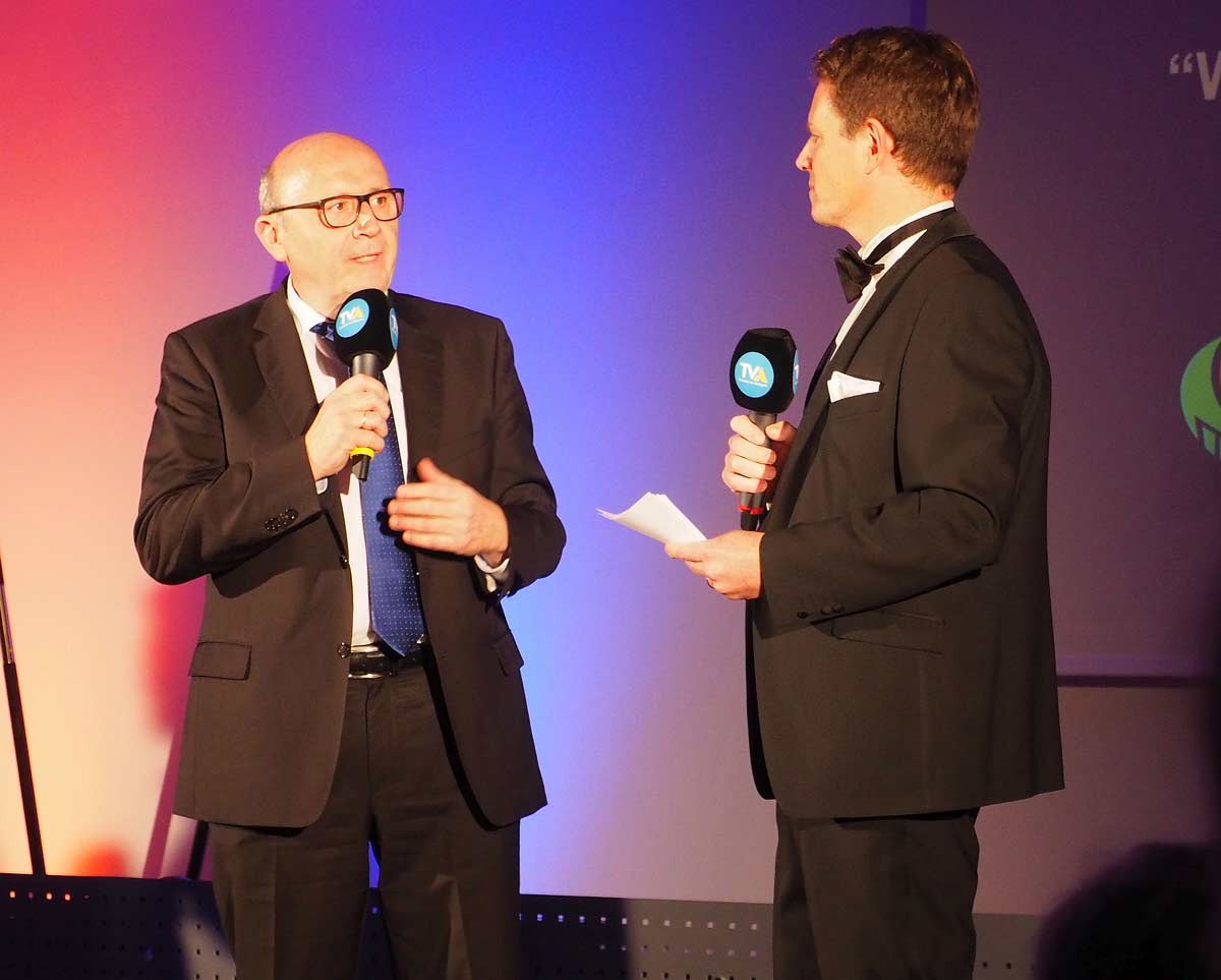 TVA Moderator Martin Lindner, seit 18 Jahren bei TVA, im Interview mit Landrat Martin Neumeyer (links im Bild) (Foto: br-medienagentur)