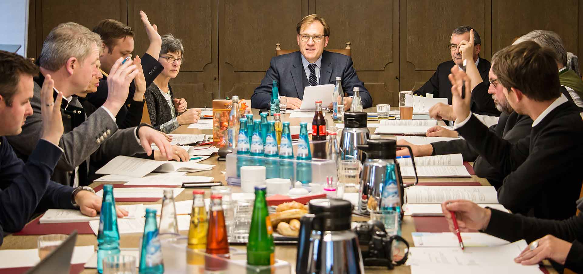 Der Ausschuss für Kultur-, Jugend- und Sportförderung tagt erstmals unter dem Vorsitz von Bezirkstagsvizepräsident Dr. Thomas Pröckl (Bildmitte) (Foto: Bezirk Niederbayern, C. Knott)