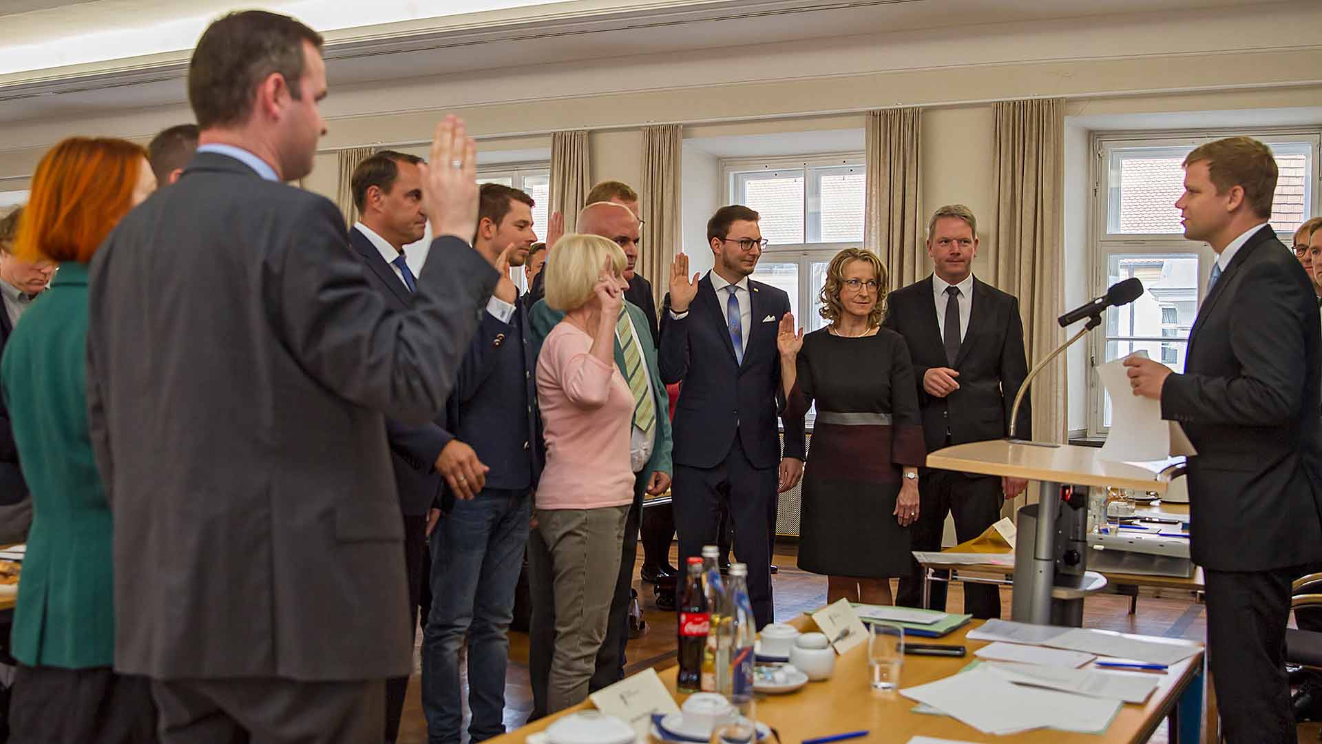 Bezirkstagspräsident Dr. Olaf Heinrich (rechts) vereidigt die neuen Mitglieder des XVI. Bezirkstags von Niederbayern: Angelika Eibl (AfD), Michael Deller (FDP), Mia Goller (Bündnis90/Die Grünen), Kai Hofmann (Die Linke), Alfred Holzner (Freie Wähler), Monika Maier (CSU), Heinz Pollak (Freie Wähler), Schregle Robert (AfD), Franz Schreyer (CSU), Fabio Sicker (AfD), Ludwig Waas (Freie Wähler) und Andreas Winterer (SPD).  (Foto: Bezirk Niederbayern, Bäter)