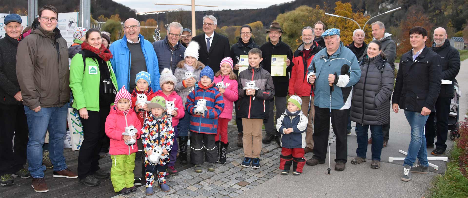 Vertreter aus Politik und Naturschutz sowie die Preisträger des KEHUHU-Quiz (Foto: Marcus Dörner/Landratsamt Kelheim)