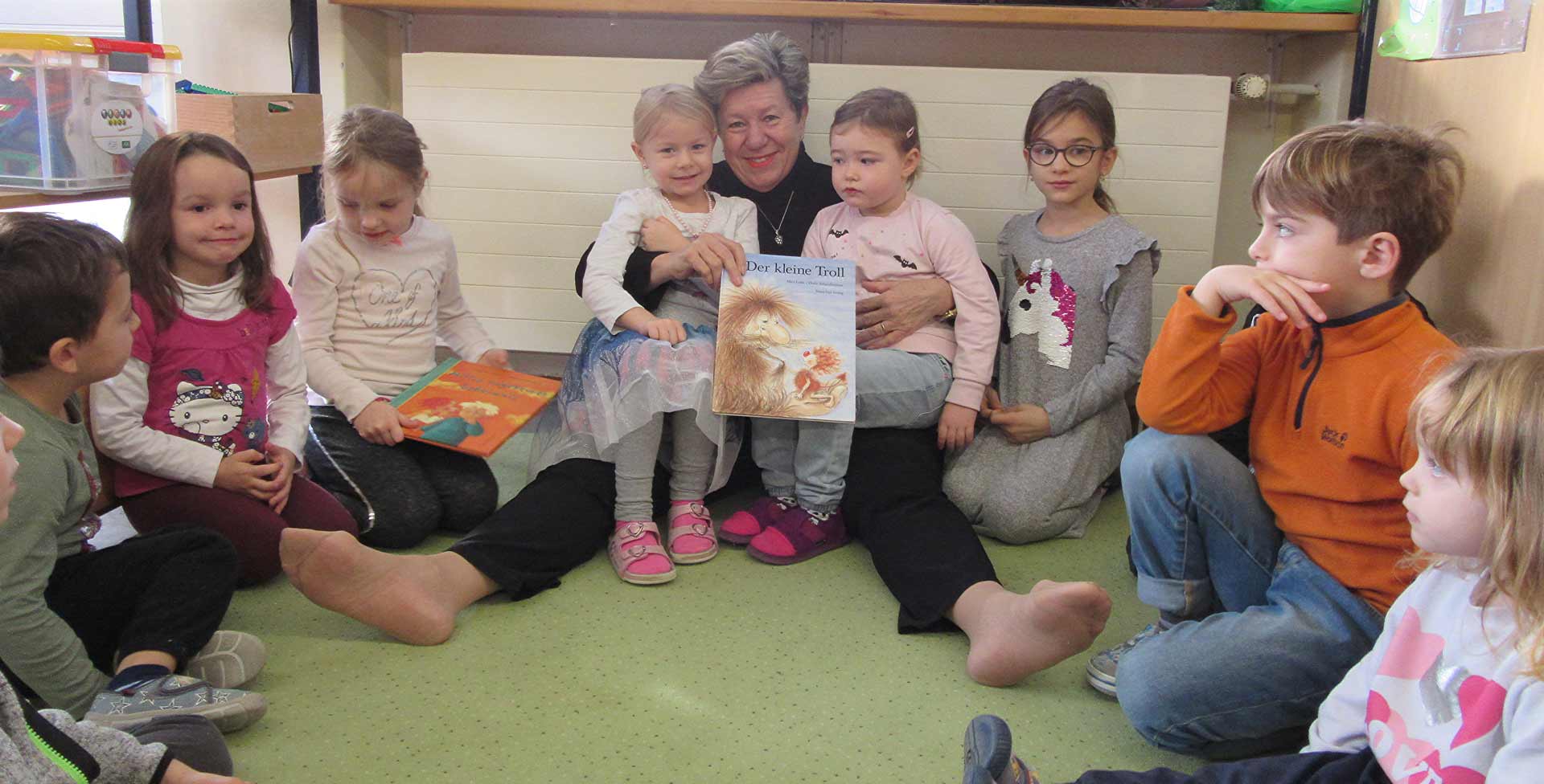 Hannelore Langwieser mit ihrer aufmerksamen Zuhörerschaft (Foto: Kindergarten Schneckenheim/Rosalinde Lindner)