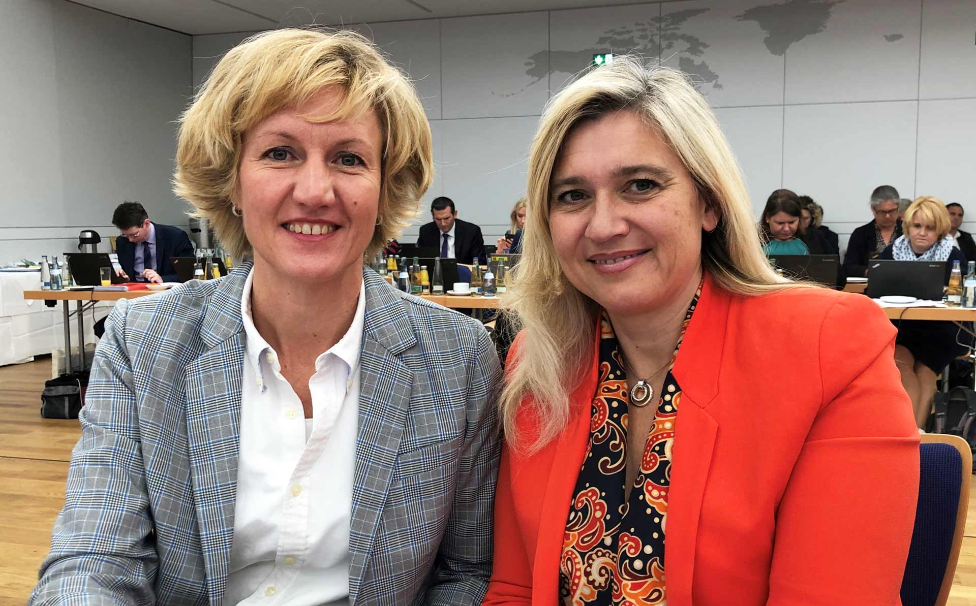 CSU-Landtagsabgeordnete Petra Högl im Gespräch mit Bayerns Gesundheitsministerin Melanie Huml -rechts- (Foto: Stefan Scheuerer)