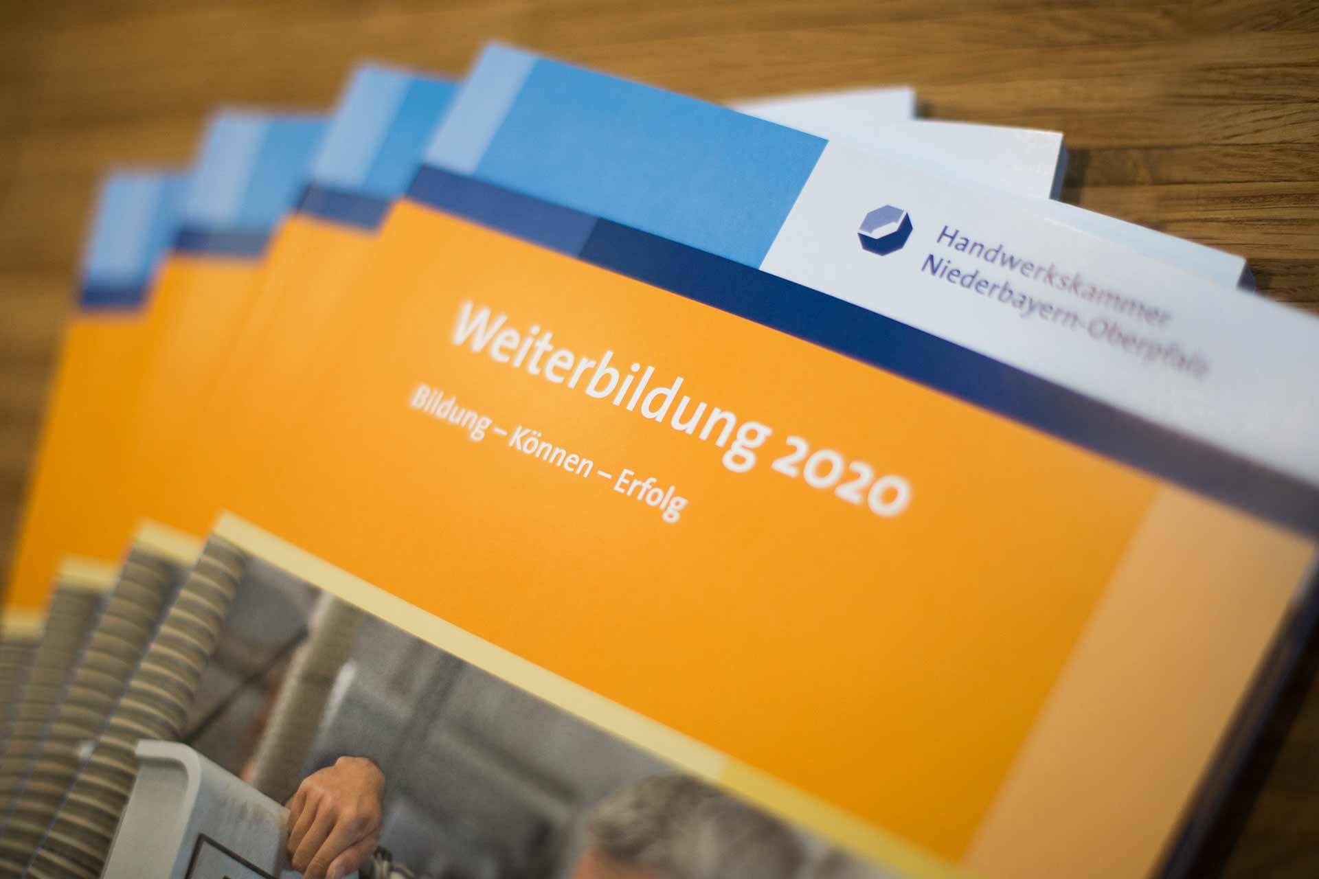 Ein breitgefächertes Kursprogramm auf 240 Seiten: Die neue Weiterbildungsbroschüre 2020.  (Foto: Tine Kirchmayer Fotografie)