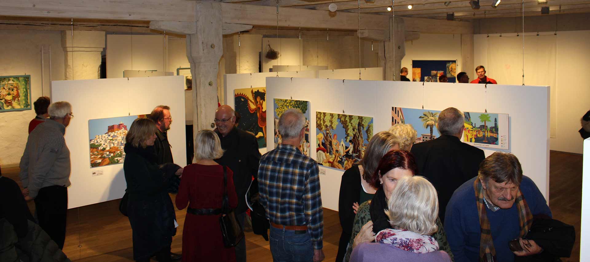 Die Eröffnung der Ausstellung mit Werken des Künstlers Rohen war extrem gut besucht (Foto: Ingo Knott/Stadt Abensberg)