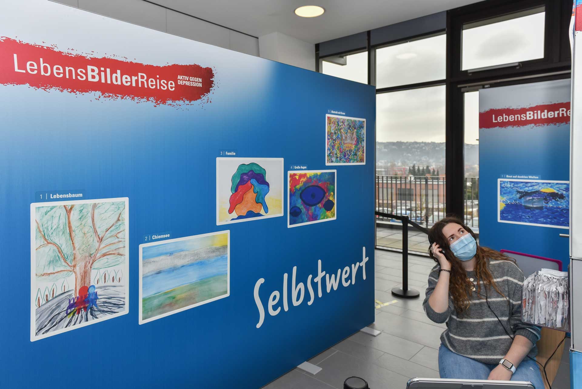 Die Schülerinnen und Schüler des BSZ Kelheim nutzen die Ausstellung, um mehr über das Thema Depressionen zu erfahren. (Foto: Georg Kluge)
