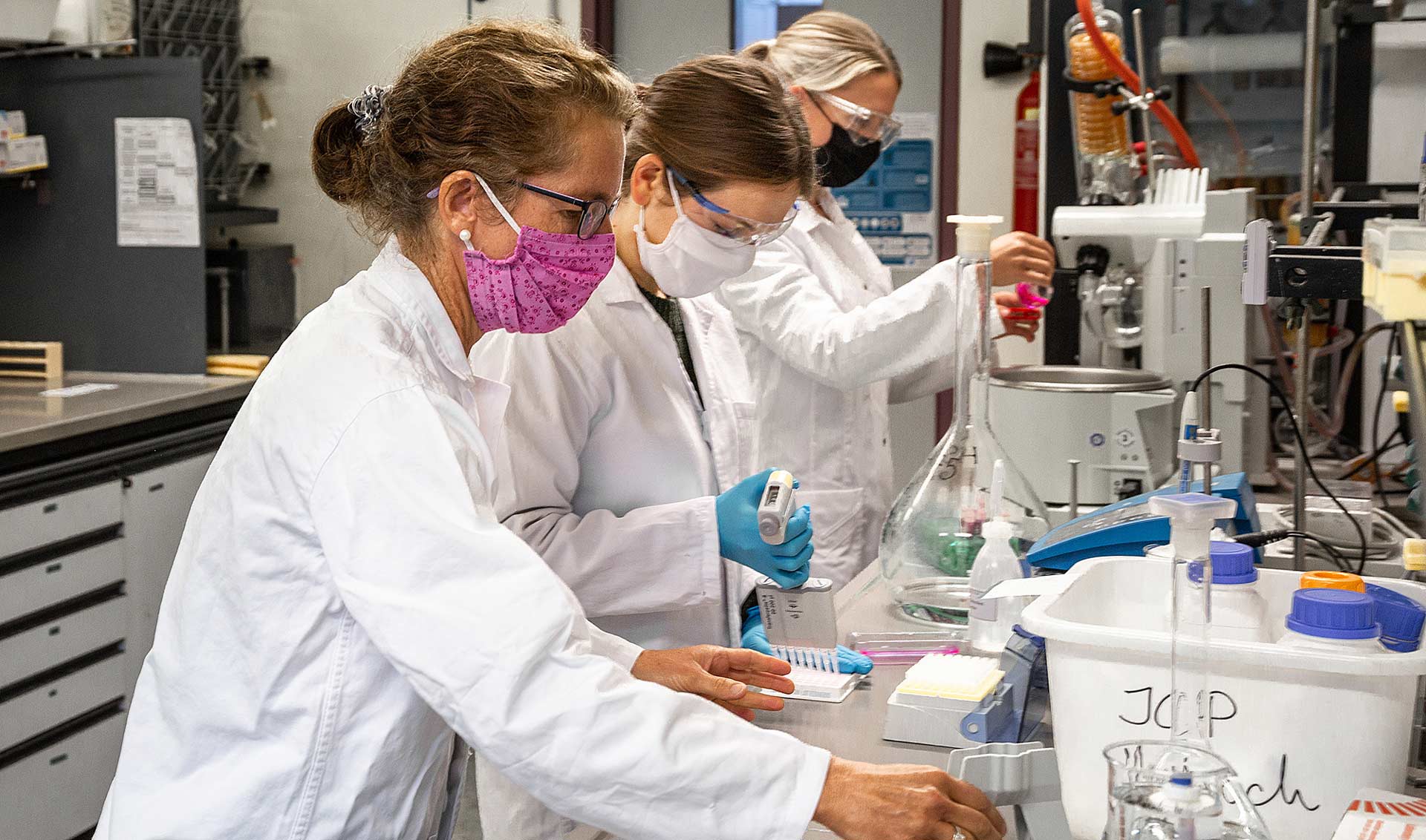 Prof. Dr. Antje Baeumner (links im Bild) mit ihren Mitarbeiterinnen im Labor (Foto: Universität Regensburg, Antonia Pröls)