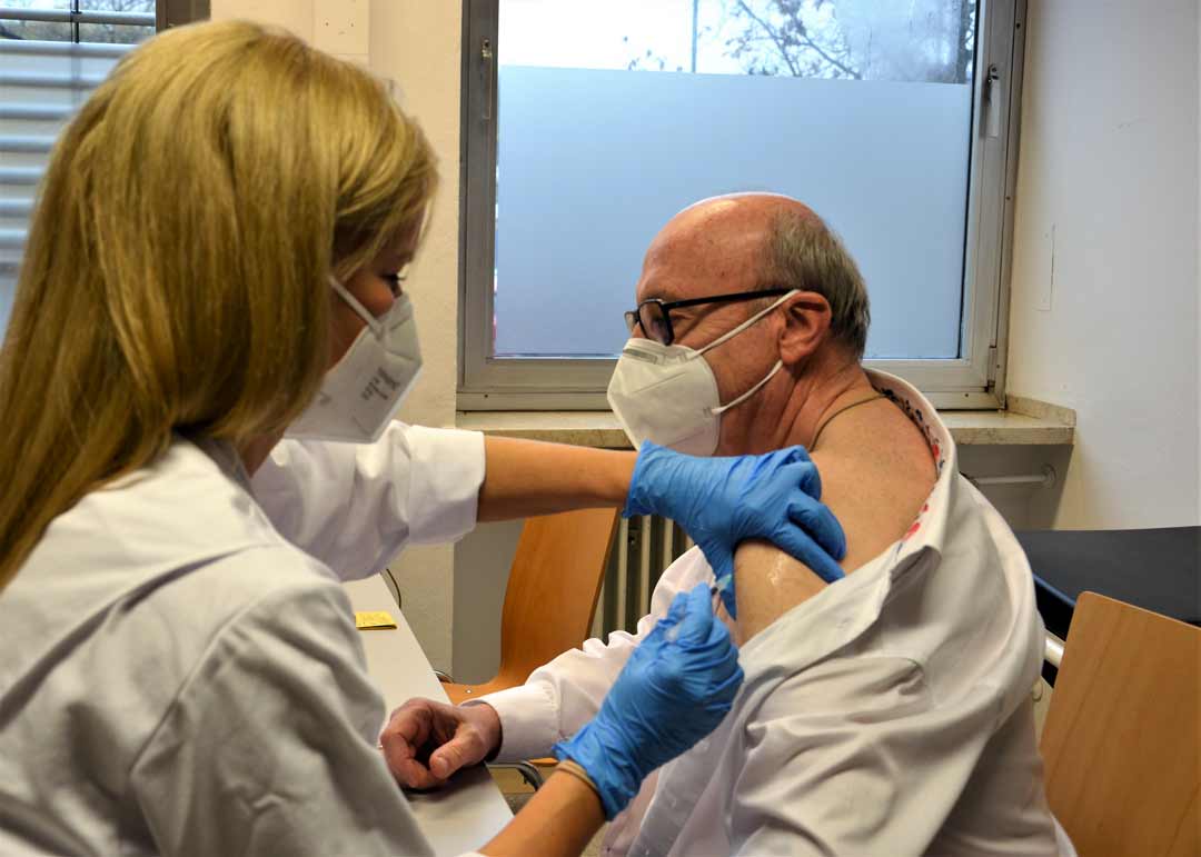 Landrat Martin Neumeyer erhält im Impfzentrum Kelheim seine Auffrischungsimpfung. (Foto: Lukas Sendtner/Landratsamt Kelheim)