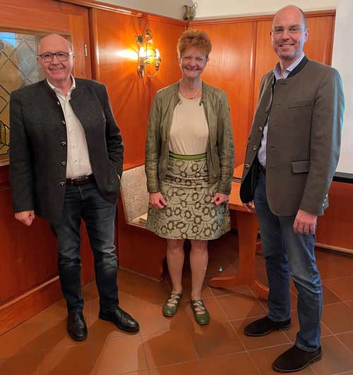Die neue Leiterin des AELF Abensberg-Landshut mit Landrat Martin Neumeyer (l.) und AK ELF-Vorsitzenden Franz Högl (r.) (Foto: Stefan Scheuerer)