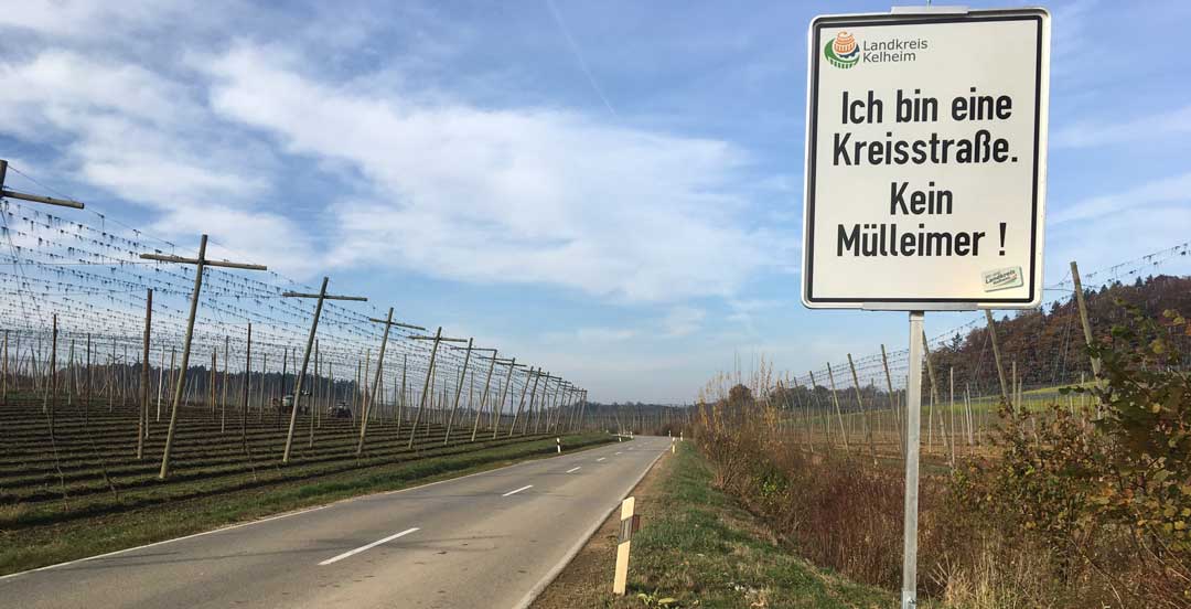 Hinweisschilder auf der KEH 30 zwischen Meilenhofen und Aiglsbach (Foto: Andreas Fischer/Landratsamt Kelheim)