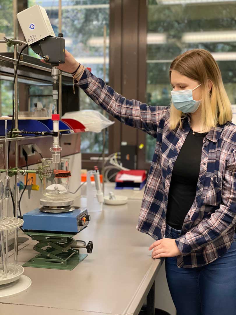 Die angehende Chemielaborantin Michelle Brückner an einer Becherglasapparatur. (Foto: © UR / Tanja Wagensohn)