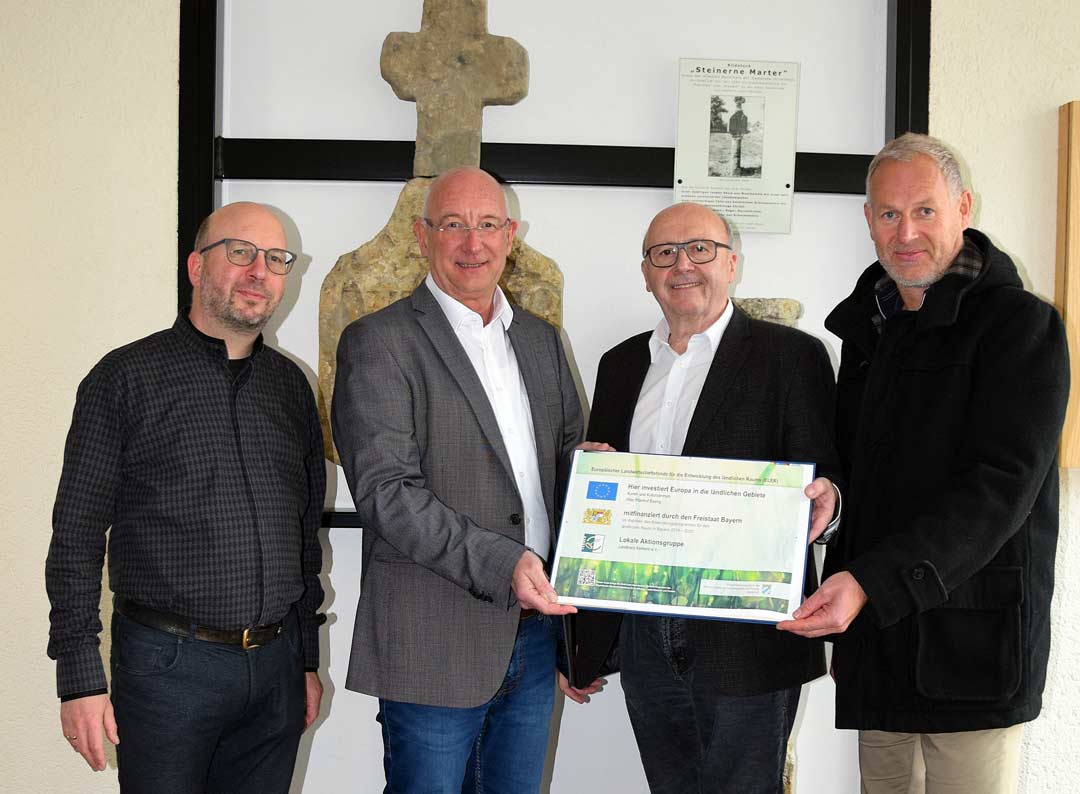 v.l.: Frank Fiebig (Kämmerer) Bürgermeister Jörg Nowy, Landrat Martin Neumeyer, Klaus Amann (LEADER/VöF) (Foto: Wolfgang Ertl)