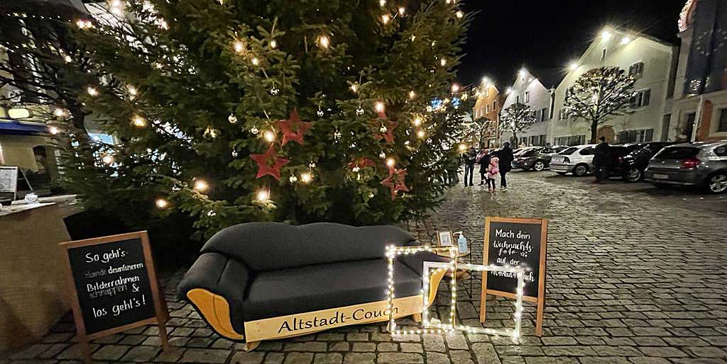 Altstadtcouch lädt bei der Lichternacht zum Weihnachtsfoto ein (Foto: © Lena Plapperer)