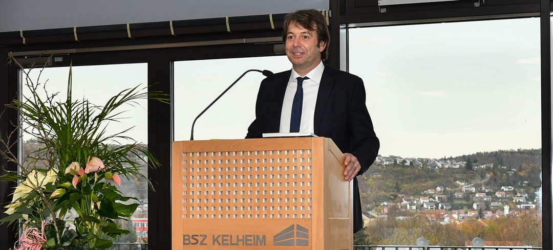 Der neue Schulleiter des BSZ Kelheim bedankte sich in seiner Ansprache bei allen Anwesenden für das Vertrauen in seine Person (Foto: Georg Kluge)