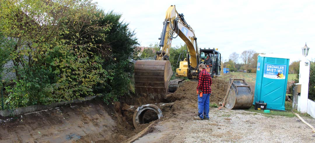 Die Bauarbeiten für einen Wassergraben in der Sandstraße in Sandharlanden haben begonnen (Foto: Ingo Knott/Stadt Abensberg)