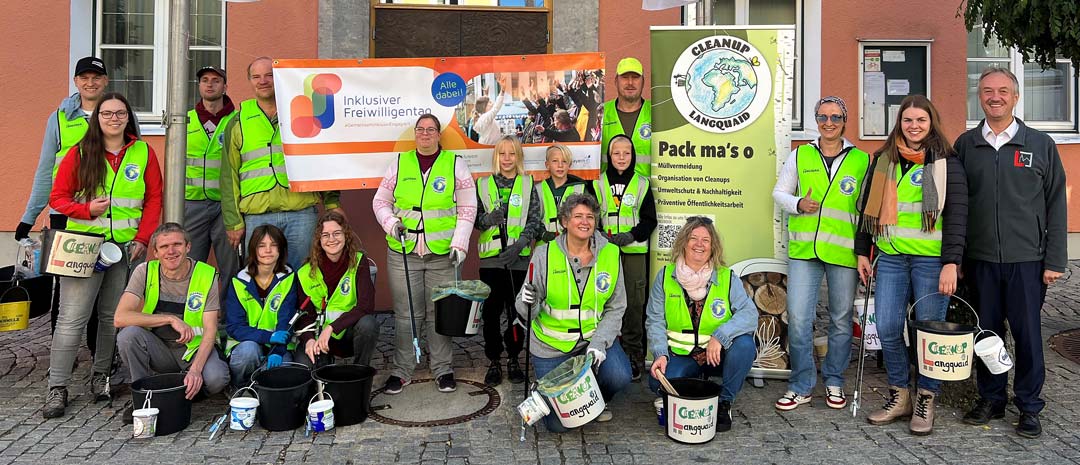 Im Oktober fanden im Landkreis die 1. Inklusiven Freiwilligentage statt. Im Bild: Die fleißigen Müllsammler aus Langquaid. (Foto: Simon Haumer, Cleanup Langquaid)