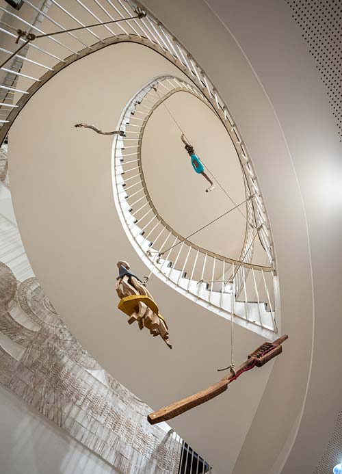 Perspektivwechsel: Das Treppenhaus der HWK-Hauptverwaltung in Passau ist seit gestern Teil der öffentlich zugänglichen Ausstellung von Judith Lipfert und Örni Poschmann (Foto: Foto Woias)