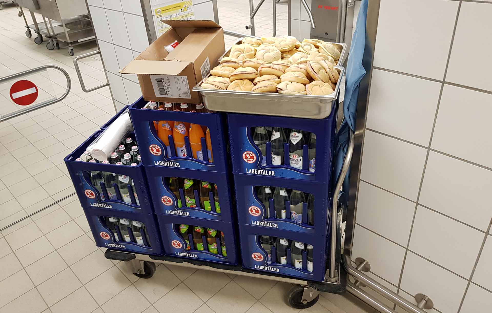Getränke und Semmeln für die Einsatzkräfte wurden vorsorglich bereitgestellt (Foto: Franz Kellner/Goldberg-Klinik)