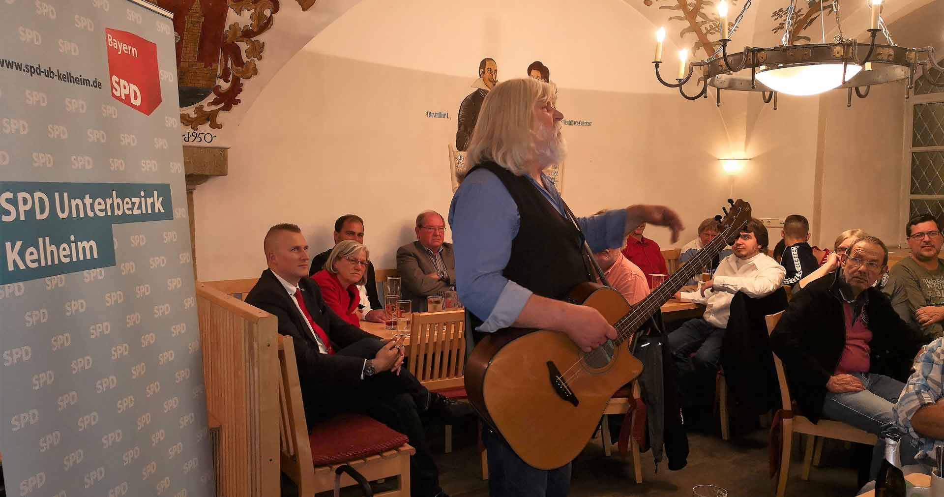 Sepp Raith war der Überraschungsgast der Veranstaltung und sorgte auch musikalisch für die richtige Stimmung (Foto: SPD-Niederbayern)