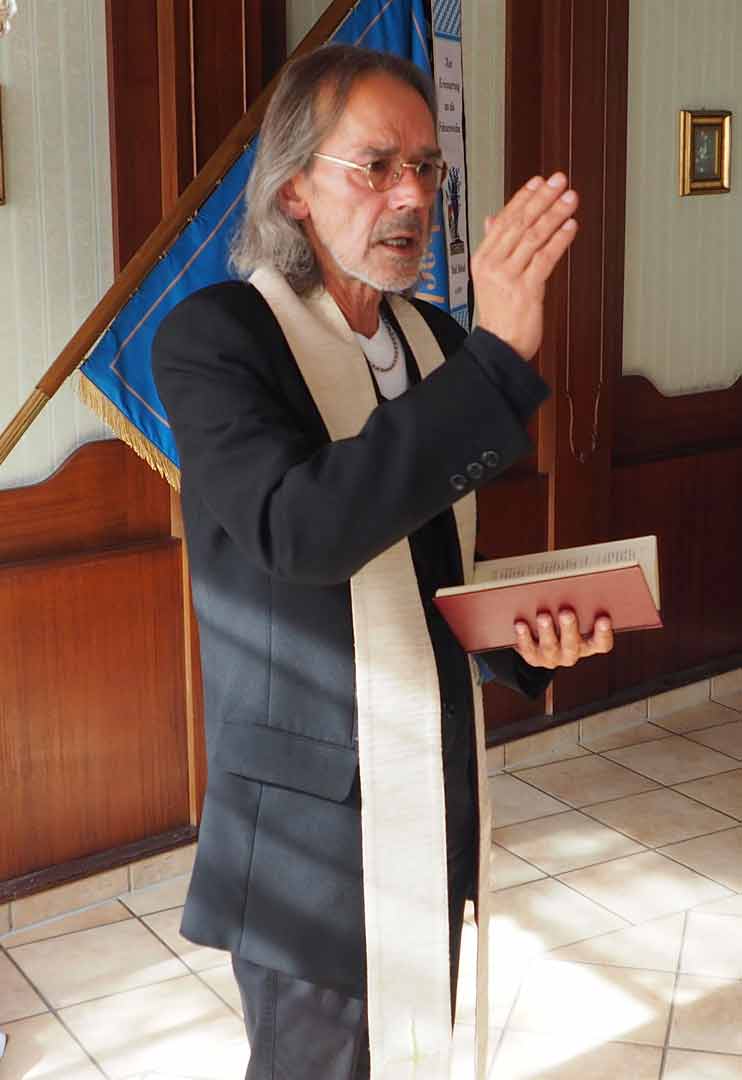 Der evangelische Pfarrer Frank König beim erteilen des Segens (Foto: br-medienagentur)