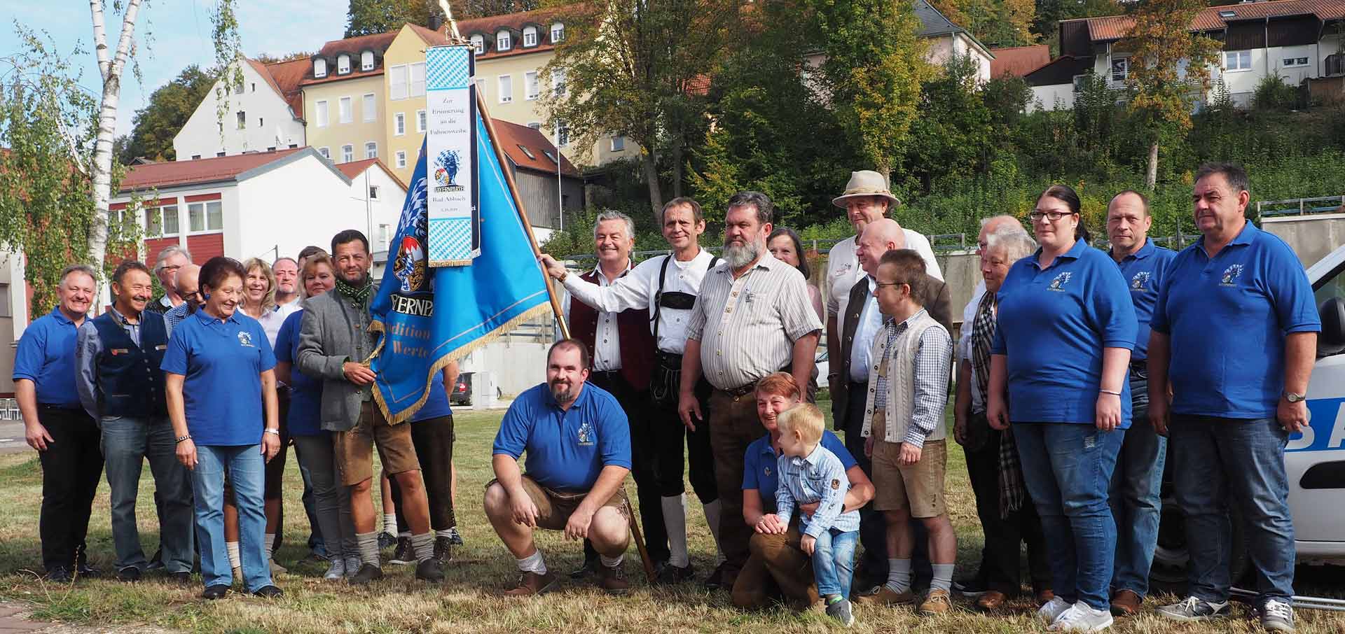Der Ortsverein der Bayernpartei in Bad Abbach hat nun eine eigene und geweihte Fahne (Foto: br-medienagentur)