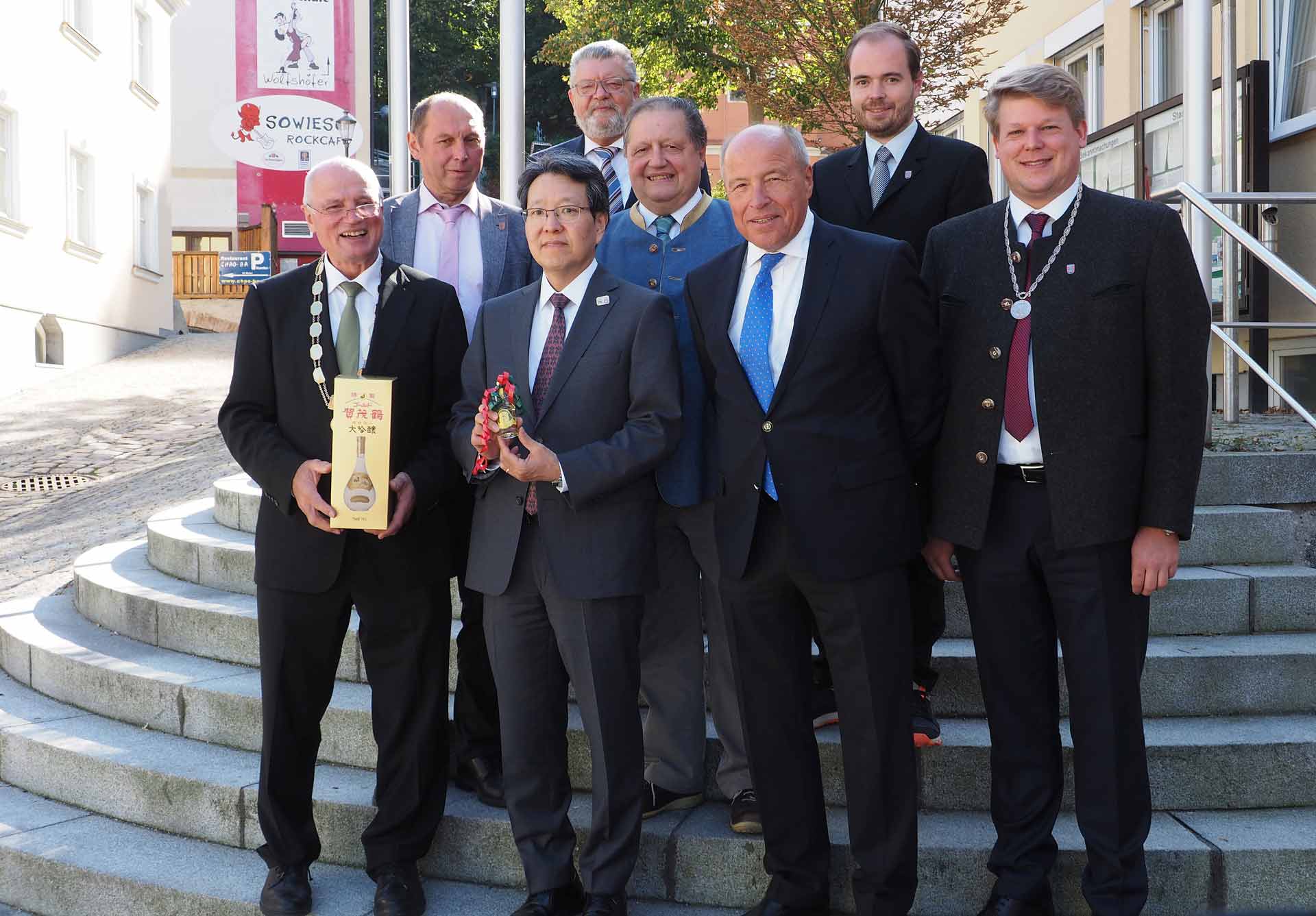 Bürgermeister Josef Reiser mit Generalkonsul Tetsuya Kimura und dem Empfangskomitee der Stadt Mainburg (Foto: br-medienagentur)