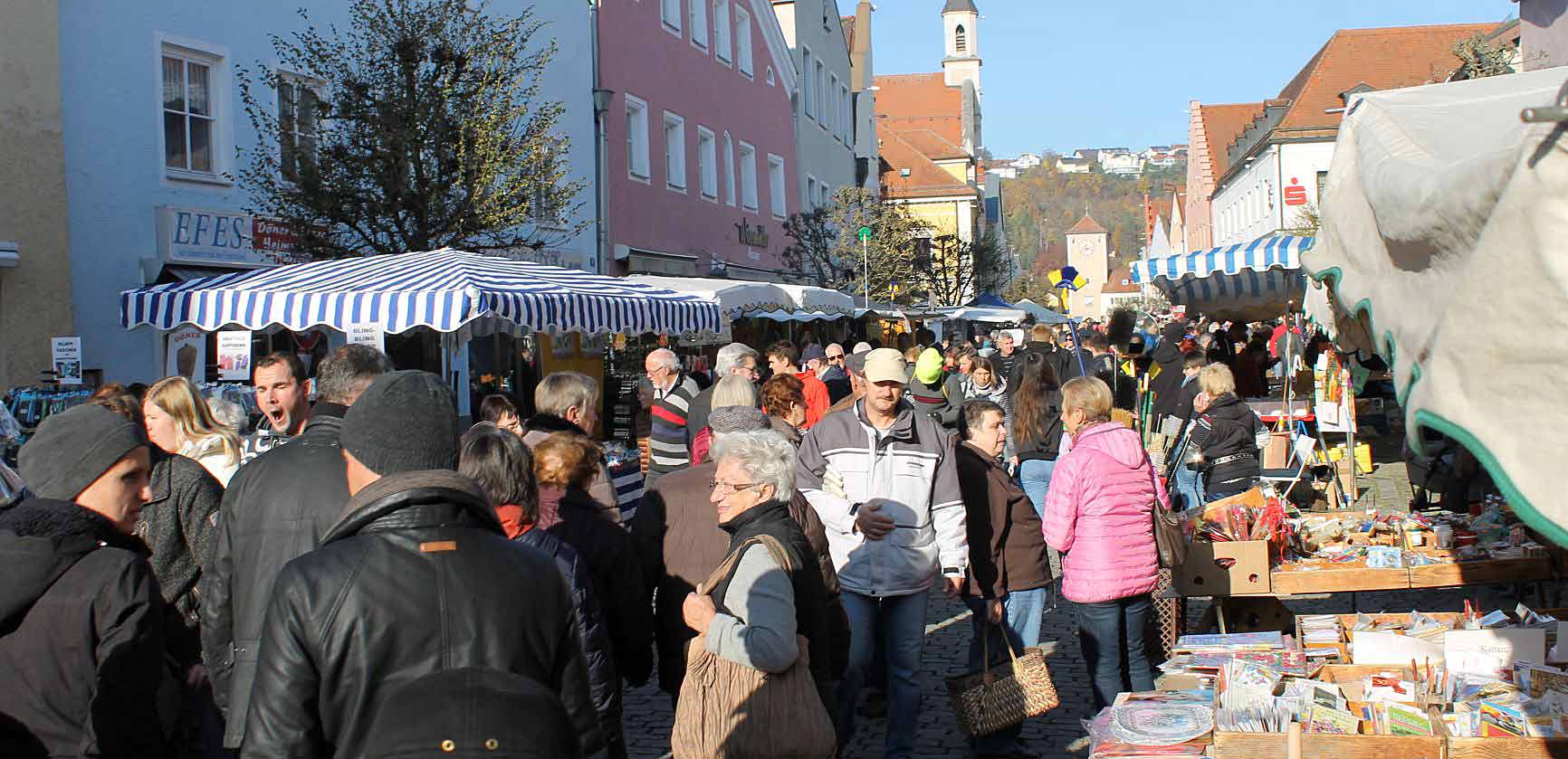 Im vorigen Jahr war der Spitzl-Markt bei schönstem Wetter voll besucht (Foto: Stadt Kelheim) 