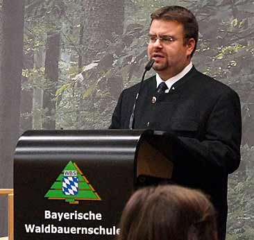 Hausherr Peter Hummel, Leiter der Waldbauernschule, stellt sich und die Bayerische Waldbauernschule Kelheim vor. (Foto: Johannes Zange, Energieagentur Regensburg)