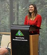 Lucia Gruber bringt als Forstwissenschaftlerin und Biohofbetreiberin die Perspektive der Waldbesitzer und der Wissenschaft mit in die Runde ein. (Foto: Johannes Zange, Energieagentur Regensburg)