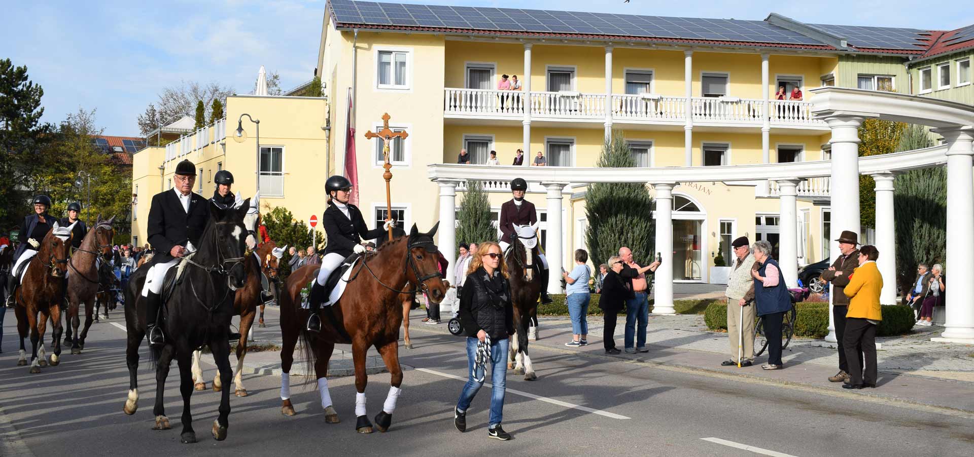 Beim Umzug durch Bad Gögging präsentierten sich die geschmückten Pferde und prachtvollen Kutschen. (Foto: © Tourist-Information Bad Gögging | Zitzelsberger)