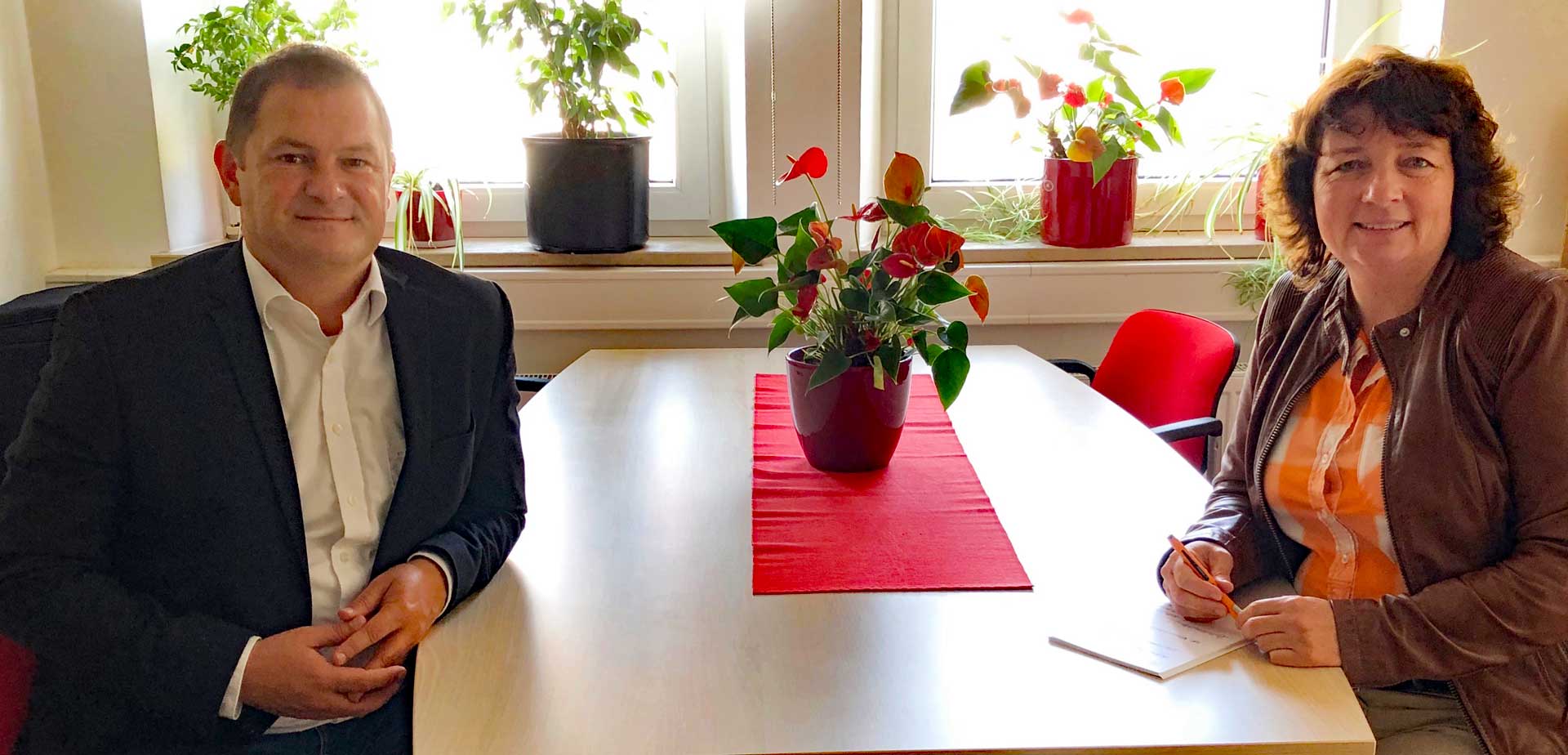 DGB-Regionsgeschäftsführer Andreas Schmal und die SPD-Landtagsabgeordnete Ruth Müller stellten viel Übereinstimmung zur derzeitigen Lage der Arbeitnehmer fest (Foto: SPD-Niederbayern)
