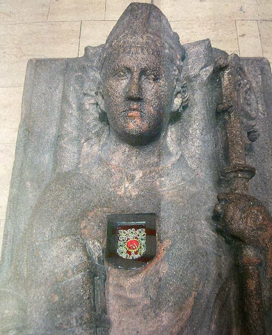 Die Reliquie in der Einfassung im Grab des Hl. Wolfgang - vor dem Diebstahlb - (Foto: Polizeiinspektion Regensburg Süd)