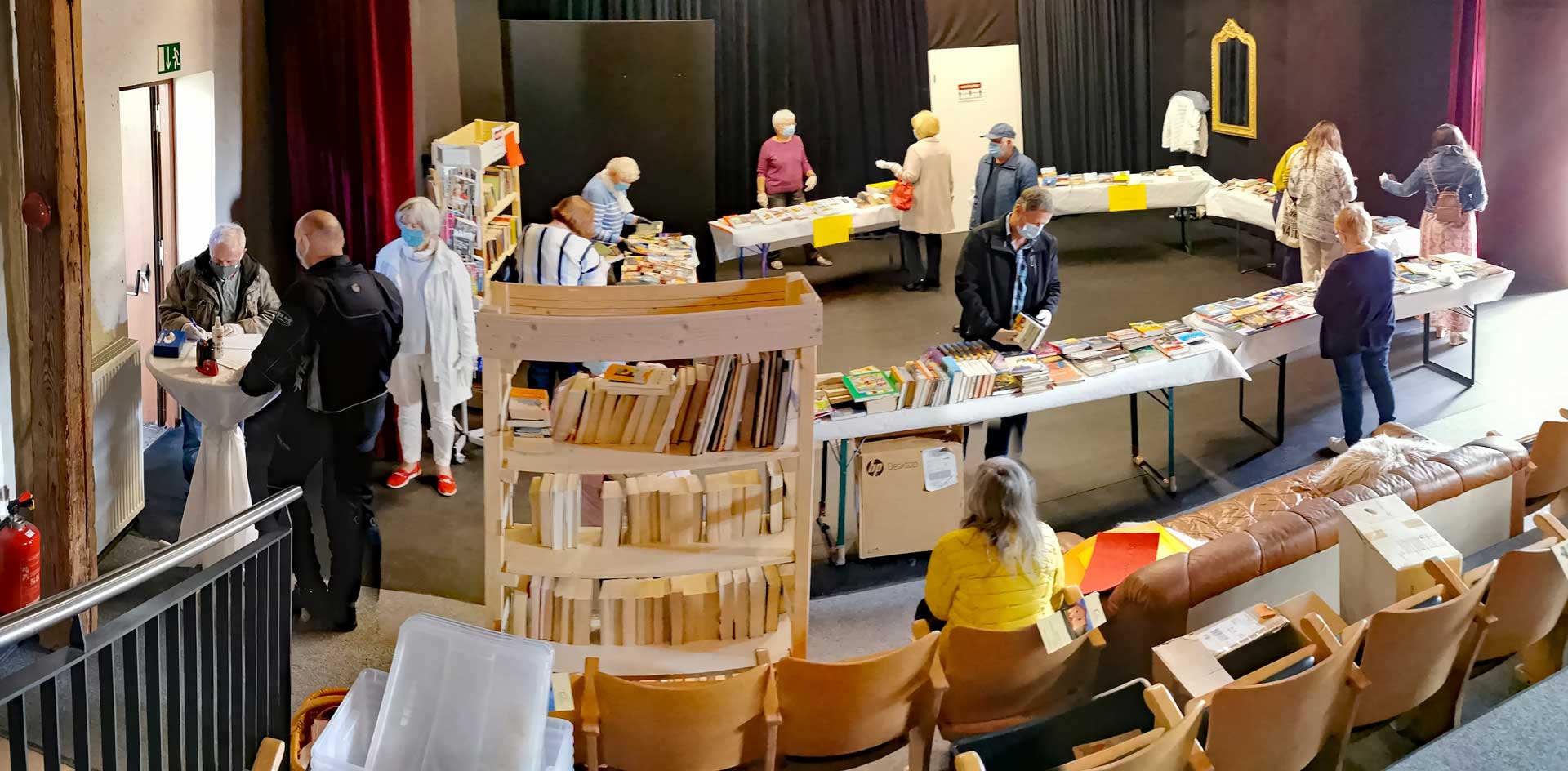 Der Bücherflohmarkt vom 27. September war trotz Corona-Vorschriften ein großer Erfolg (Foto: Hans Schmid)
