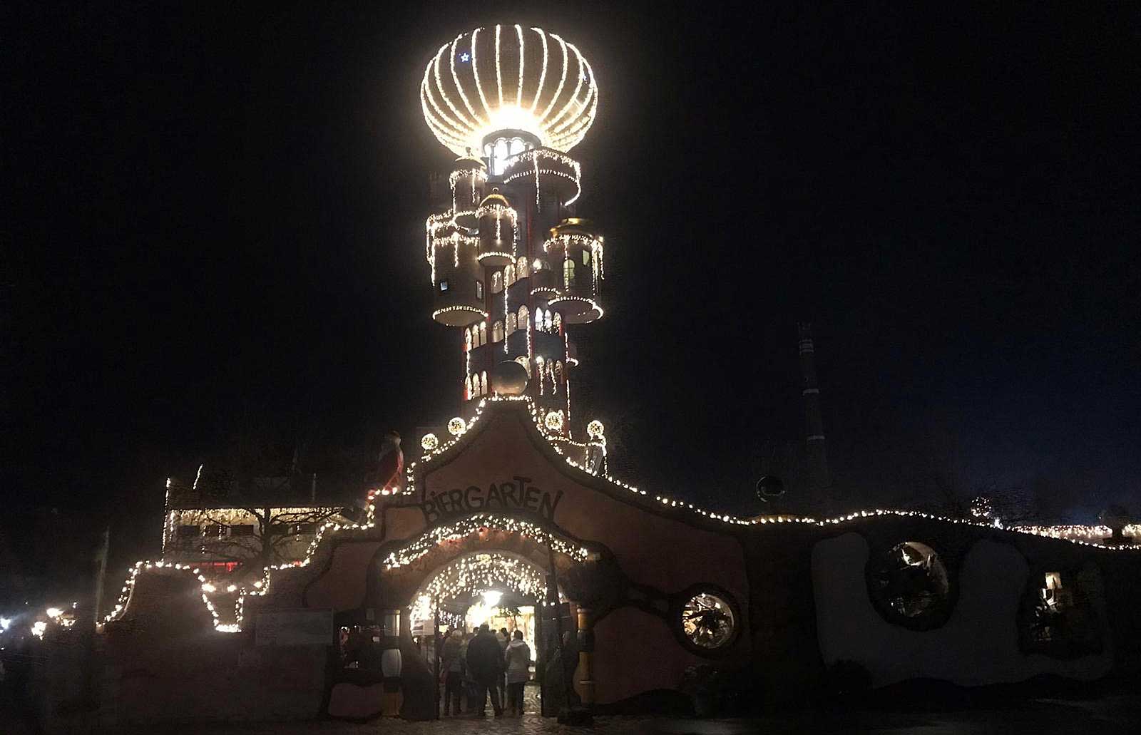 Der weit über die Landkreisgrenze hinaus beliebte Weihnachtsmarkt beim Hundertwasser-Turm der Brauerei Kuchlbauer in Abensberg kann dieses Jahr wegen der Corona-Pandemie nicht stattfinden (Foto: P. Oppermann)