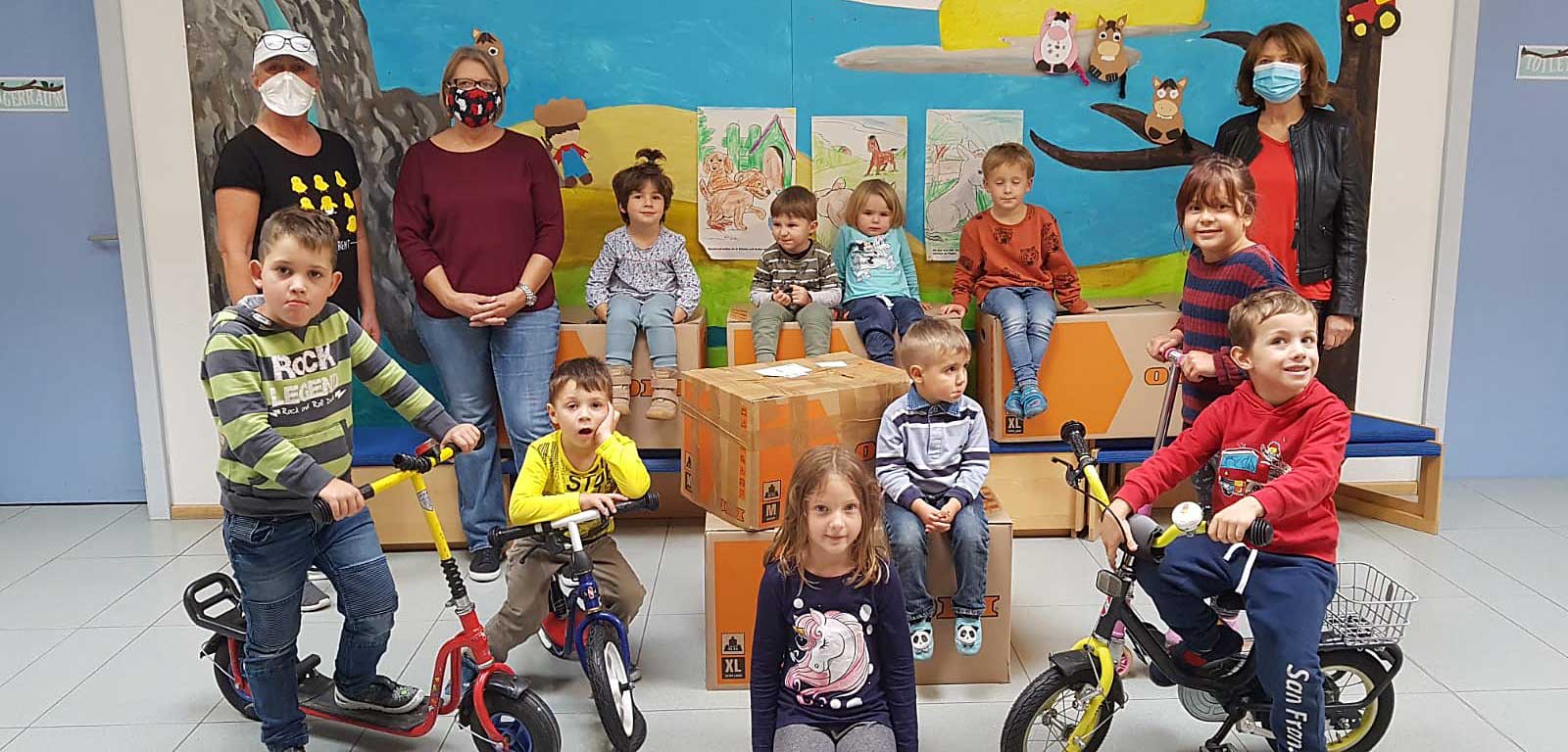 v.l.: Heidi Hart, Monika Eimer, Hedlen Zirngibl und Kinder des Kindergarten Lummerland (Foto: Carola Kossak)