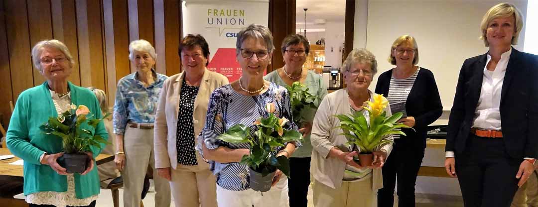 Die für ihre langjährige Mitgliedschaft Geehrten mit Dr. Gudrun Weida (2.v.l.), Ida Hirthammer (3.v.l.) sowie der CSU-Landtagsabgeordneten Petra Högl (r. i. Bild) (Foto: Hannelore Off)